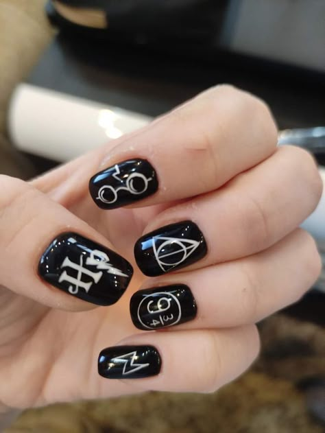 Hp Nails, Soft Grunge Nails, Harry Potter Nails Designs, Potter Nails, Harry Potter Nail Art, Harry Potter Nails, Dragon Nails, Glamour Nails, Grunge Nails