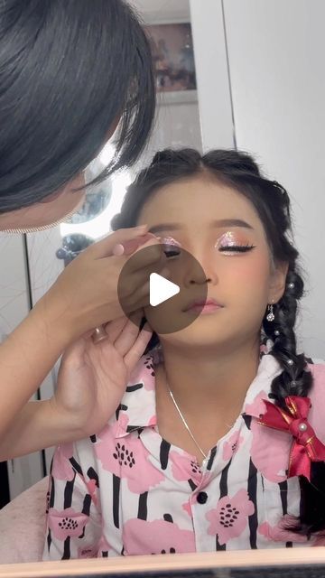 Korean Makeup Banjarmasin on Instagram: "Vanessa 💕 Princess nya ce @meimeymelanni 😘 hair @by.teresu  Douyin Look for kids by #sherlyselymakeup  . . #makeupparty #makeuppesta #makeupart #softmakeup #muabanjarmasin #makeupbanjarmasin #boldmakeup #makeupbarbie #barbieeyes #airbrushmakeup #makeuplooks #weddingmakeupartist #pengantinbjm #pengantinindonesia #flawlessmakeup #makeupideas #barbielook #makeup #makeuppestabjm #makeupkontent #makeupultah #makeupbirthday #kidsmakeup #douyinlook #douyinmakeup" Princess Makeup For Kids, Kids Doing Makeup, Kids Makeup Looks, Makeup Tutorial For Kids, Indian Makeup Looks, Normal Makeup, Simple Makeup Natural, Baby Makeup, Birthday Makeup Looks