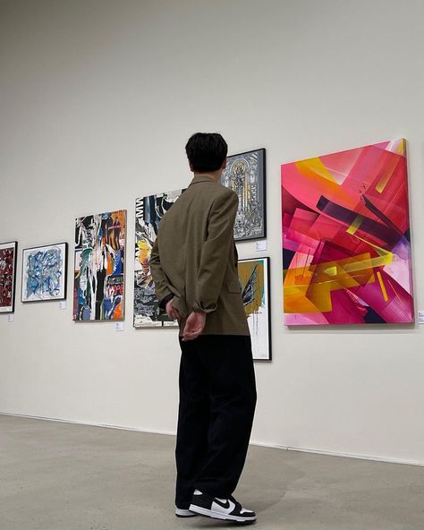 Gallery Outfit, Art Gallery Ideas, Kino Pentagon, Art Gallery Outfit, Museum Outfit, Pentagon Kino, Museum Date, Museum Photography, Instagram Men