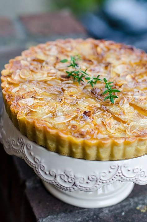 This delicous French Pear and Almond Cream Tart is a show stopper, it looks and tastes amazing. Make this yourself with this easy recipe. Layer Mousse Cake, Pear Desserts, Pear And Almond Tart, Pear Almond, Pear Dessert, Almond Tart, Pear Tart, Cream Tart, Tarts Crust