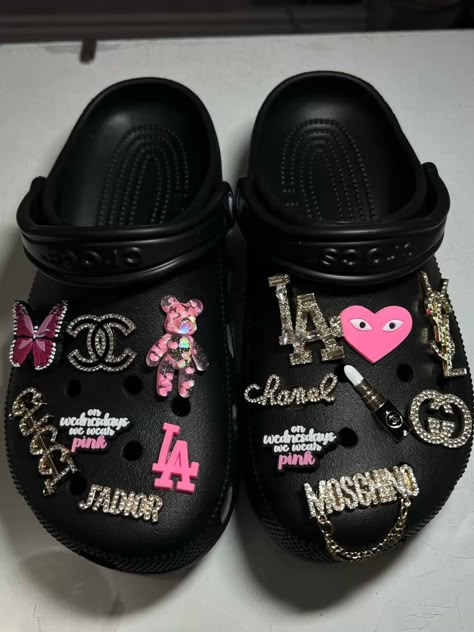 Black Crocs Jibbitz Ideas, Cute Crocs Jibbitz Ideas, Cute Black Crocs, Black Girly Things, Black Crocs Aesthetic, Black Crocs With Jibbitz, Black Crocs With Charms, Crocs Designer, Jibbitz Crocs Ideas