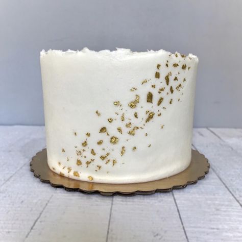 Wedding cake with uneven top edge and gold flakes ascending Uneven Edge Cake, White Cake Gold Flakes, White Cake With Gold Flakes, Gold Flake Cake, Cake With Gold Flakes, Gold Glitter Wedding Cake, Wedding Cake Cupcakes, Cake With Gold, 50th Anniversary Cakes