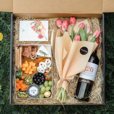 Box Ideas Gift, Charcuterie Business, Gift Box Ideas, Luxury Hampers, Trendy Plants, Fruit Wine, Gift Sets For Her, Hand Tied Bouquet, Flowers Gifts