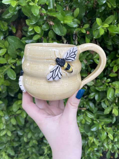 Clay Bee Mug, Creative Mug Ideas Ceramics, Ceramic Bee Mug, Bee Ceramics Pottery, Bee Mug Ceramics, Cute Clay Mug Ideas, Hand Sculpted Pottery, Clay Mugs Ideas, Hand Made Mugs