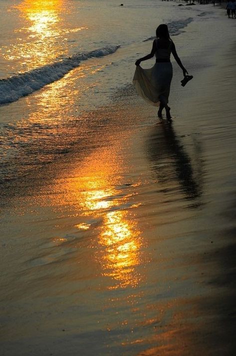 Walking Along The Beach, Warm Aesthetic, Walking On The Beach, Watercolor City, Beach Stuff, Quiet Place, Sun Sets, Beautiful Dream, Trik Fotografi