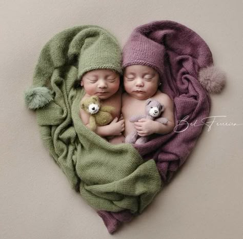 Twin Babies Pictures, Torturi Baby Shower, Newborn Twin Photos, Twin Baby Photography, Twin Baby Photos, Desain Ux, Twins Posing, Twins Newborn, Twin Newborn