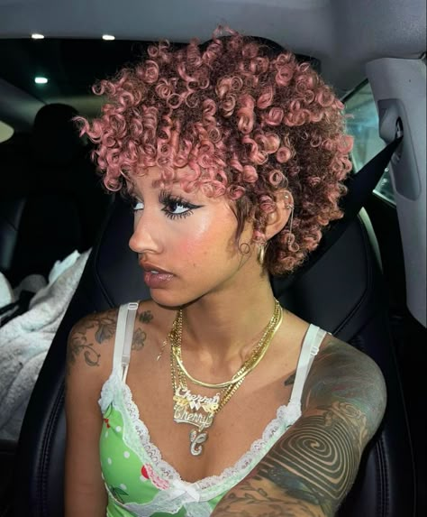 Short Curly Hair Color Ideas Black Women, Pink Brown Curly Hair, Pink Tips Curly Hair, Short 4c Hair Dye Ideas, Henna Dyed Hair Black Women, Short Afro Dyed Hair, Pink Dyed Curly Hair, Curly Mullet Black Women, Short Curly Highlights