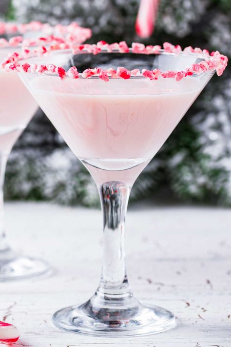 candy cane margarita Candy Cane Margarita Recipe, Candy Cane Margarita, Candy Cane Cocktails, Peppermint Margarita, Candy Cane Martini, Christmas Drinks Alcohol Recipes, Christmas Drinks Alcohol, Unique Drink, Cocktail Serving