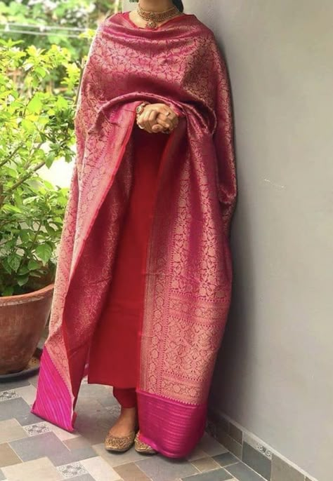 Banarasi Dupatta Draping Styles On Suit, Jagran Outfit For Women, Banarasi Dupatta Suits Party Wear, Banaras Suits Designs, Banaras Salwar Suit Designs, Banarasi Dupatta Styling, Duppattas Wearing Style, Elegant Banarasi Silk Dupatta For Designer Wear, Suit With Banarsi Dupatta