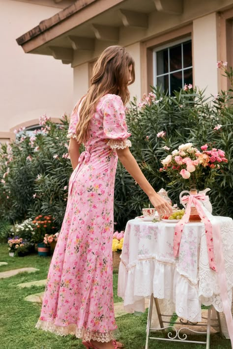 Flower Sheer Dress, Cool Pink Dress, Casual Vintage Dress, Floral Outfit Ideas Party, Maternity Floral Dress, Pink And Yellow Bridesmaids, Pastel Dresses For Wedding Guest, Tiered Floral Dress, Pink Garden Party Dress