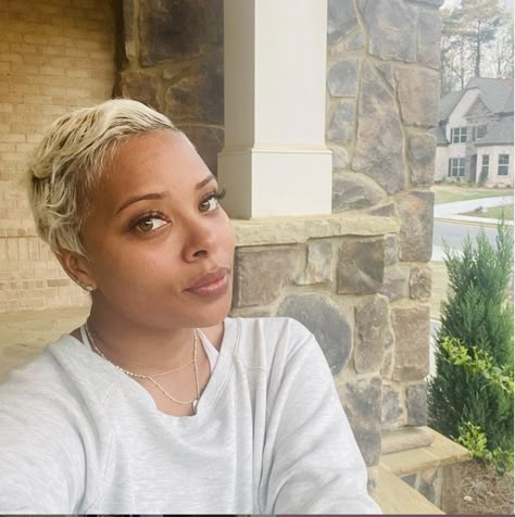 Eva Marcille Short Hair, Eva Pigford, Short Platinum Blonde Hair, Eva Marcille, Short Relaxed Hairstyles, Mesmerizing Eyes, Natural Hair Accessories, Real Housewives Of Atlanta, Natural Hair Bride