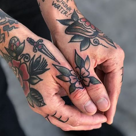 Old School Tattoos Traditional Knuckle Tattoos, Traditional Man Tattoo, Coding Tattoo, Traditional Hand Tattoos, Knuckle Tattoos For Guys, Wolf Tattoo Traditional, Tattoo Daruma, Girly Hand Tattoos, Tattooed Hands