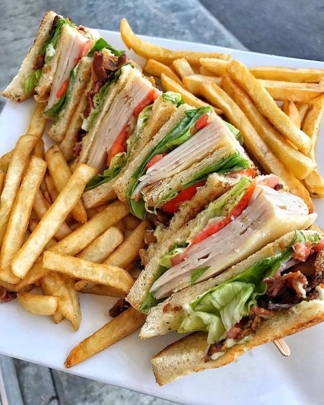 Turkey Burger Recipes, Club Sandwich, Snacks Für Party, Chapati, Food Goals, Cafe Food, Pretty Food, Food Cravings, I Love Food