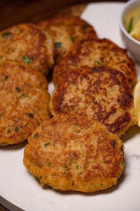 Tuna And Potato Patties, Tuna Potato Patties, Fish Cakes With Potatoes, Canned Fish Recipes, Tuna Cakes Recipe, Tuna Fish Cakes, Potato Cakes Recipe, Tuna Patties, Italian Potatoes