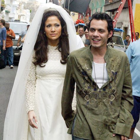 Jennifer Lopez and Marc Anthony married in 2004 Puerto Rican Celebrities, Celebrity Wedding Photos, Vegas Wedding Chapel, Sleek Dress, Classy Acrylic Nails, Summer Wedding Outfits, Marc Anthony, Celebrity Wedding, Leighton Meester