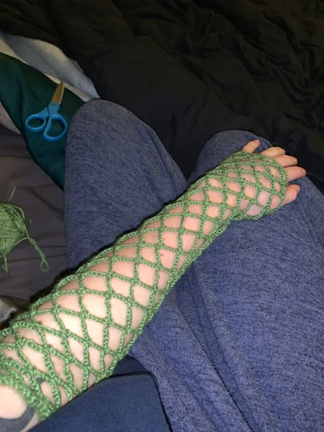 Crochet Net Gloves, Crochet Arm Accessories, Crochet Fishnet Pattern Free, Crochet Mesh Gloves, Crochet Arm Sleeves, Crochet Fishnet Gloves, Nurse Core, Cosplay Crochet, Arm Crochet