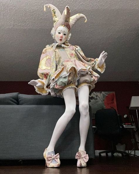 Clown Clothing Aesthetic, Short Person Pose Reference, Aesthetic Clown Outfits, Clown Drag Outfit, Art Poses Photography, Goth Clown Outfit Male, Clown Inspired Fashion, Clown Doll Costume, Dragging Someone Pose Reference