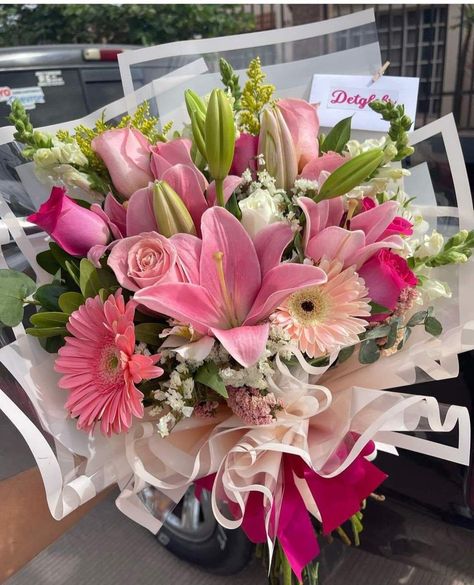 Senior Bouquet Ideas, Ramos Aesthetic, Birthday Flowers Bouquet, Graduation Flowers, Luxury Flower Bouquets, Prettiest Bouquet, Boquette Flowers, Flower Vase Arrangements, Flowers Bouquet Gift