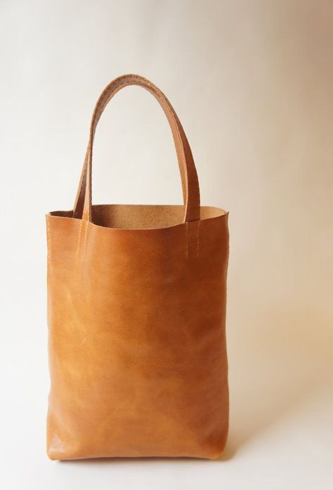 Leather tote Simple Leather Bag, Leather Utility Belt, Pouch Ideas, Simple Leather, Brown Leather Bag, Fashion Blogger Style, Backpack Bag, Print Ads, In The Bag