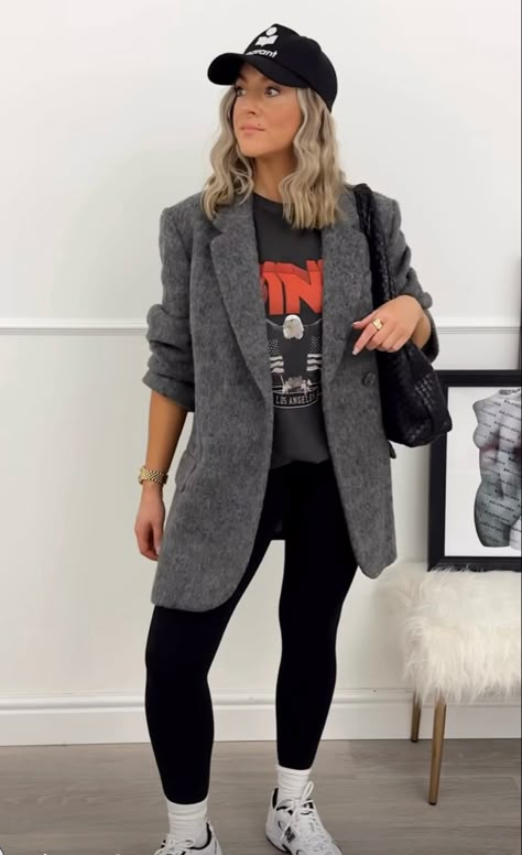 Leggings And Trainers Outfits, Sambas And Leggings Outfit, Charcoal Leggings Outfit, Blazer Sweatshirt Outfit, Black Hoodie Style, Trainer Outfits, Hoody Outfits, Outfit Ugg, Outfits Leggins