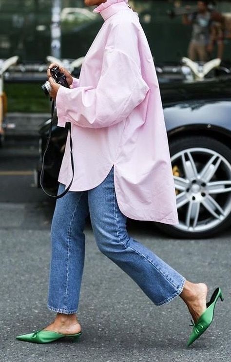 Casual Chique Stijl, Style Casual Chic, Purple Jeans, Looks Street Style, Mode Inspo, Looks Chic, Green Shoes, 가을 패션, Looks Style