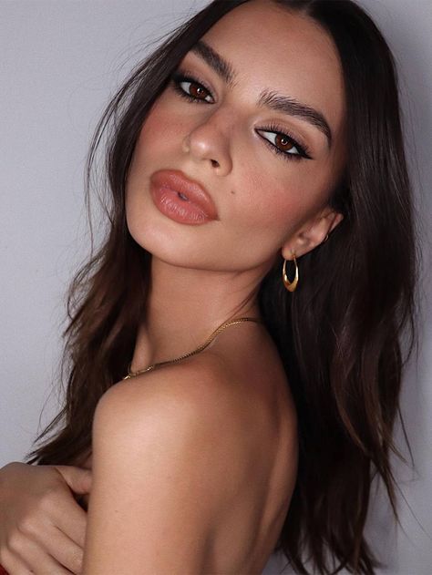 Makeup Inspo Natural Eyeliner, Emrata Lips, Emily Ratajkowski Makeup, Ratajkowski Style, Really Curly Hair, Haircut Tip, Thick Hair Cuts, Low Maintenance Haircut, Makeup Party