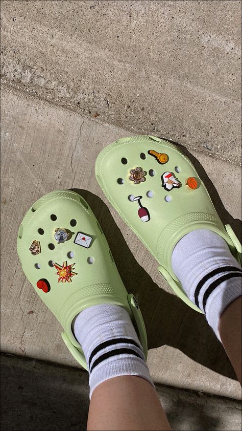 Croc Aesthetic Jibbitz, Green Crocs Outfit, Crocs Aesthetic Outfit, Crock Ideas, Jibbitz Ideas, Green Crocs, Crocs Aesthetic, Realistic Outfits, Crocs Outfit