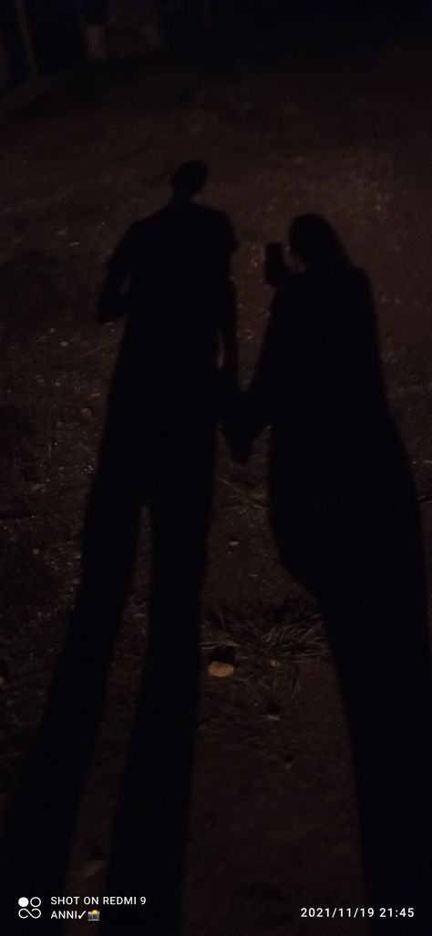 couple night shadow 🖤🖤 Late Nights With Boyfriend, Couples Goodnight Photos, Night Capal Pic, Cute Couple Pics Night, Good Night Asthetics Photos, Couple Shadow Pic Night, Background Couple Aesthetic, Date Night Asthetics, Night Couple Pic