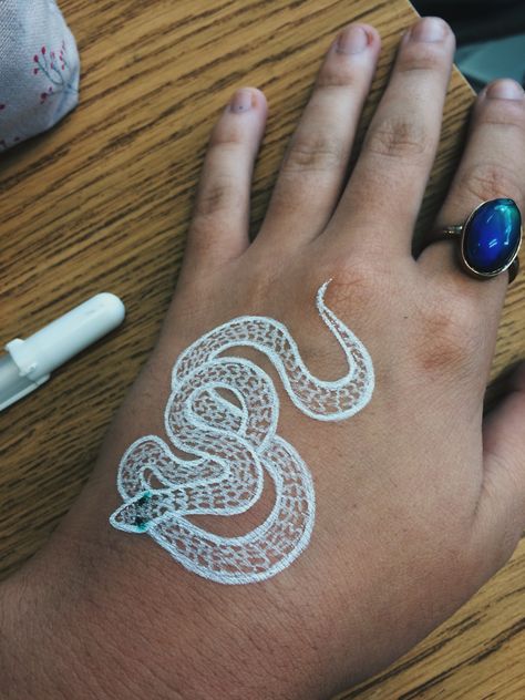 Art with my white gel pen☁️✨ Gel Pen Tattoo Ideas, Pen Art On Skin, Things To Draw With Gel Pens, White Gel Pen Art, Gel Pen Drawings, Skin Painting, Gel Pen Art, Simple Tattoo Ideas, Tiktok Art