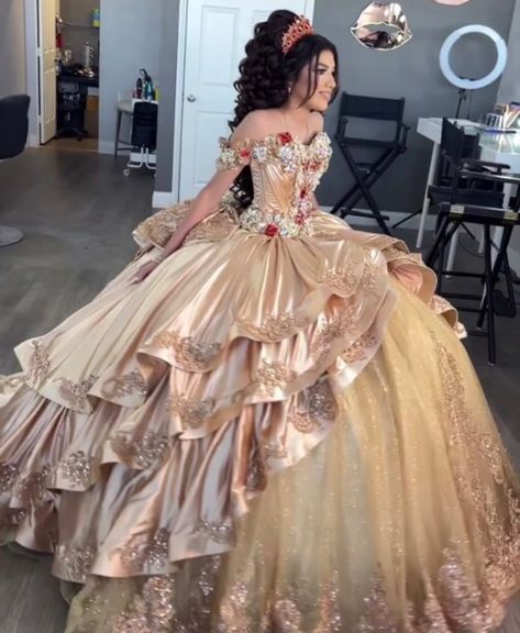 Dress Quinceanera Rose Gold, Ruffle Quinceanera Dress, Quincenera Dresses Ranchera, Quince Dress With Train, Bell Quinceanera Dresses, Old Quinceanera Dresses, Xv Dresses Mexican, Shiny Quinceañera Dresses, Unique Quinceanera Dresses Vintage