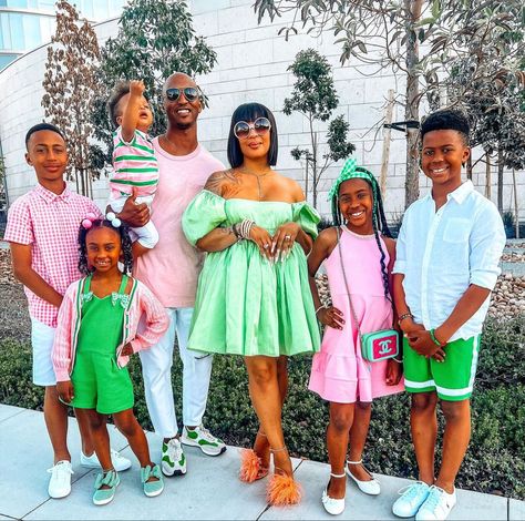 Easter Couple Outfits, Family Easter Outfits 2024, Easter Family Pictures Outfits, Spring Family Pictures Colors, Easter Picture Ideas Family, Easter Photoshoot Ideas Family, Family Spring Pictures, Family Easter Pictures, Easter Family Outfits