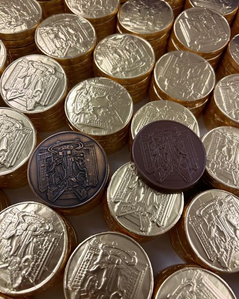 Bespoke chocolate coins handmade from luxury Belgian chocolate are delicious ambassadors for your business. Perfect to gift individually or packaged into eye catching corporate gifts. #commerativecoins #bespokechocolatecoins #luxurychocolatecoins #chocolatecirporategifts #chocolatebusinessgifts #baxtermurraycreativechocolate Chocolate Coins, Luxury Chocolate, Fine Chocolate, Personalized Chocolate, Belgian Chocolate, Business Gifts, Corporate Gifts, Bespoke, Packaging