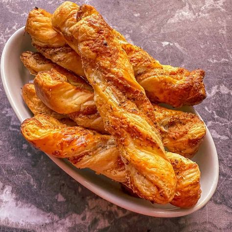 Easy Parmesan Cheese Twists With Puff Pastry Pastry Twists, Puff Pastry Twists, Gourmet Sausage, Cheese Twists, Party Snacks Easy, Cheese Puff Pastry, Easy Puff Pastry, Cheese Straws, Baked Cheese