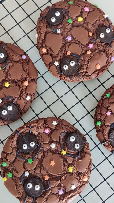 Brownie cookies (or Brookies as some call it) featuring soot sprites from Spirited Away. Soot Sprites, Kawaii Cooking, Halloween Baking, Cute Baking, Cute Snacks, Halloween Food For Party, Kawaii Food, Brownie Cookies, Cute Desserts