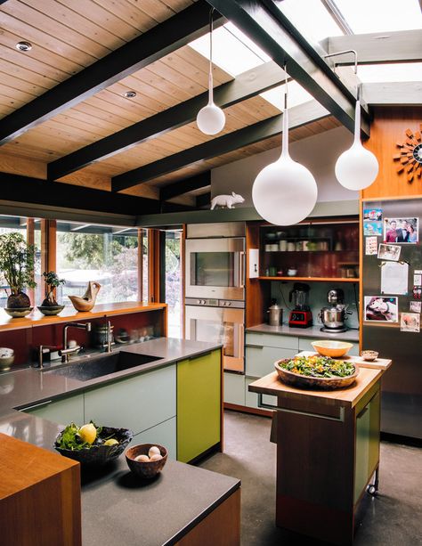 "Maintaining sight lines to the outdoors and the adjacent den, we introduced a connectivity that transforms the kitchen into the center of family life," Alice Fung says. Modern Mid Century Kitchen, Mid Century Kitchen Remodel, Interior Design Minimalist, Mid Century Modern Kitchen, Design Blogs, Mid Century Kitchen, Interior Modern, Decoration Inspiration, Retro Home Decor