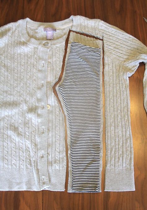 So cute! She made leggings for her daughter from old sweaters - they look so cozy! The sewing tutorial looks really easy, too. Diy Sy, Diy Baby Clothes, Diy Vetement, Trendy Sewing, Old Sweater, Comfy Leggings, Comfortable Leggings, Sew Easy, Recycle Clothes