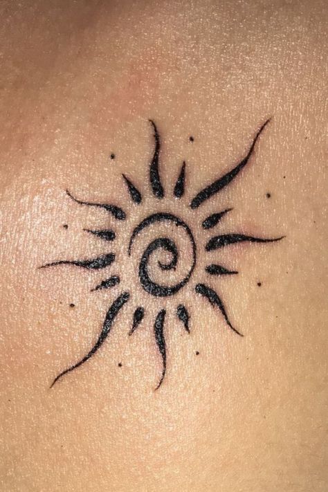 A Sun Tattoo, Tattoo Main, Tattoo Sonne, Spiral Tattoos, Cute Henna Tattoos, Hippie Tattoo, Sun Tattoo Designs, Henna Inspired Tattoos, Free Tattoo Designs