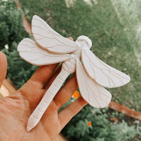 Pottery | Slab Build Template | How to build a clay dragonfly Dragonfly Sculpture Clay, Animal Clay Projects, Pottery Plaque Ideas, Ceramic Garden Sculpture Ideas, Dragonfly Pottery Ideas, Handbuilding Pottery Ideas Templates, Polymer Clay Dragonfly, Handbuilt Pottery Ideas Projects, Slab Building Pottery Ideas