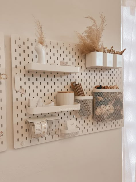 White Peg Board Ideas, Ikea Peg Board Office, Peg Board Ideas Bedroom, Peg Board Bedroom Ideas, Ikea Pin Board Ideas, Skadis Ikea Ideas Office, Pegboard Organization Office, Ikea Pegboard Ideas Office, Ikea Peg Board Ideas