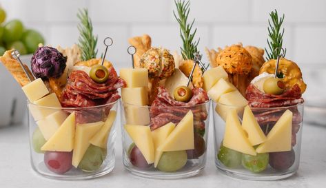 Charcuterie Cups | Save-On-Foods Charcuterie Board Display, Kersfees Idees, Salad Appetizer Cups, Charcuterie Display, Appetizer Display, Charcuterie Cups, Save On Foods, Favor Cups, Charcuterie Inspiration