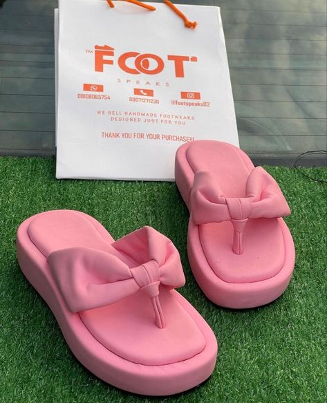 Simple Slippers For Women, Slippers Womens Flats, Pink Footwear, Simple Slippers, Trendy Slippers, Women Slippers Fashion, Stylish School Bags, Pretty Sandals, Pretty Shoes Sneakers