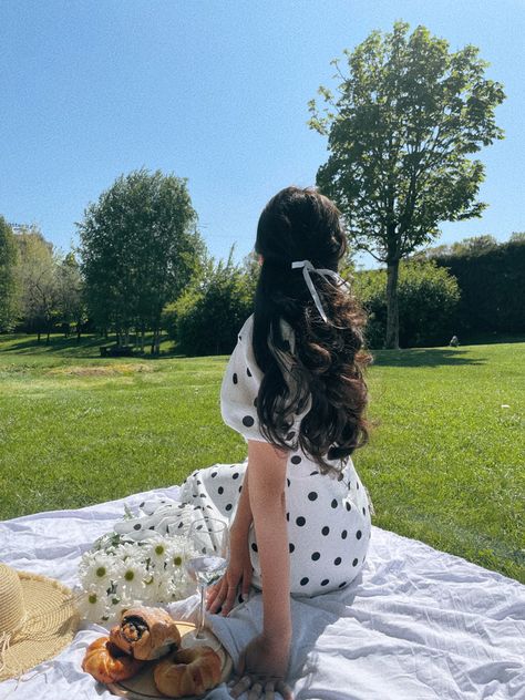 Picnic Outfit Modest, Aesthetic Picnic Photos, Modest Picture Ideas, Dress Well Aesthetic, Picnic Date Pictures, Picnic Photo Ideas Instagram, Photo Poses In Dress, Picnic Poses Photo Ideas, Spring Picnic Photoshoot