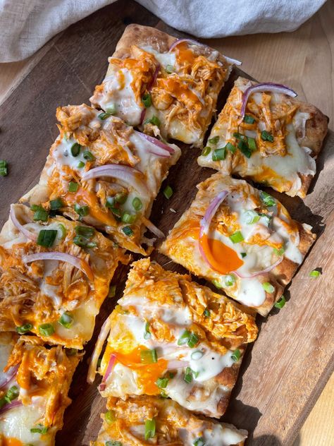 Chicken Spinach Flatbread, Buffalo Chicken Pita Pizza, Buffalo Flatbread Pizza, Chicken Flatbread Recipes Healthy, Buffalo Flatbread, Lunch Flatbread, Buffalo Chicken Flat Bread, Buffalo Chicken Recipes Healthy, Buffalo Chicken Pita