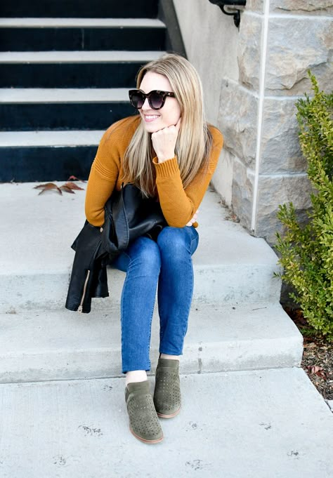 Outfits With Olive Green Boots, Olive Boots Outfit Winter, Olive Ankle Boots Outfit, Olive Suede Boots Outfit, Olive Green Chelsea Boots Outfit, Olive Green Boots Outfit Fall Fashion, Olive Green Boots Outfit Winter, Green Boots Outfit Fall, Olive Green Ankle Boots Outfit