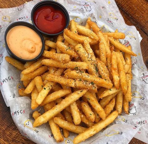 Parmesan Fries, Crispy Chips, Salty Foods, Food Therapy, Potato Fries, Nyc Food, Yummy Comfort Food, Unhealthy Food, Food Obsession