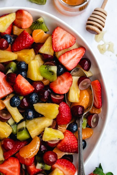 Fruit salad with honey dressing served in a bowl with a jar of honey on the side. Fall Fruit Bowl, Fruit Bowls Ideas, Fruit Salads For Parties, Honey Fruit Salad, Fruit With Honey, Boxing Day Food, Fall Fruit Salad, Fruit In Jars, Thanksgiving Fruit Salad