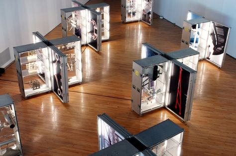 display cases Exhibition Display Design, Museum Exhibition Design, Exhibition Ideas, Ideas For Design, Design Exhibition, Museum Displays, Stall Designs, Flight Case, Exhibition Stand Design