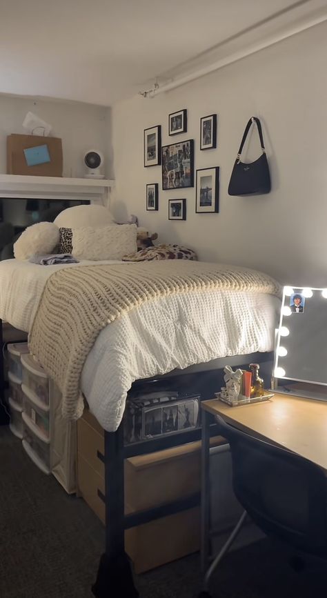 Dorms College Ideas Aesthetic, Cozy College Dorm Aesthetic, University Of Florida Dorm, Form Room Essentials, Dorm Room Inspiration Minimalist, Northeastern Dorm, Uiuc Dorm, Realistic Dorm Room Ideas, University Room Aesthetic