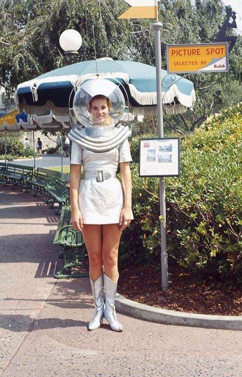 space-age costume Space Age Halloween Costume, Silver Space Costume, Retro Futuristic Costume, Vintage Space Costume, Space Age Outfit, Atomic Age Fashion, Retro Space Costume, Space Age Costume, Out Of Space Costumes