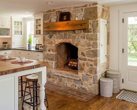 Colonial kitchen, wood floors, stone fireplace in the kitchen, butcher block counters... Kitchen With Fireplace, Design Camino, Ikea Inspiration, Colonial Kitchen, Farmhouse Fireplace, Decor Ikea, Fabulous Kitchens, Kitchen Fireplace, Primitive Kitchen